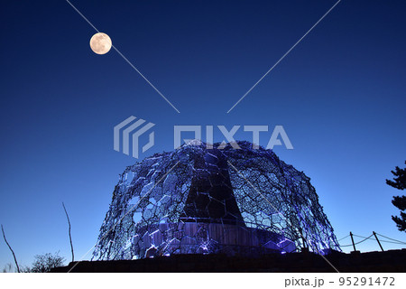 《神戸市》六甲山上の人気スポット 自然体感展望台 六甲枝垂れ 95291472