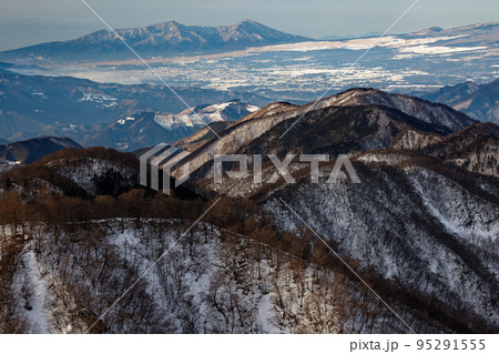 丹沢山地・塔ノ岳から見る冬の鍋割山と愛鷹山・御殿場市街 丹沢山地・塔ノ岳から見る冬の鍋割山と愛鷹山・御殿場市街 95291555