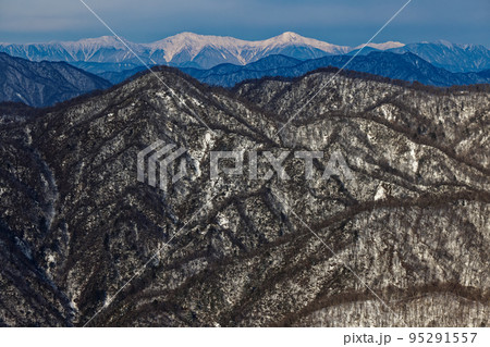 冬の丹沢山地・塔ノ岳から見る石棚山稜と白峰三山 95291557