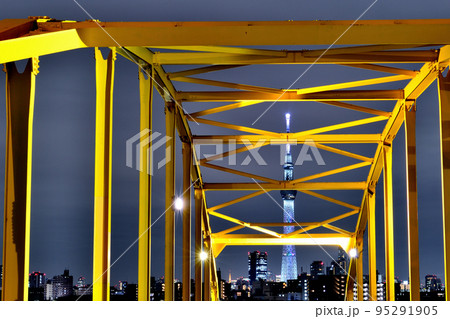 黄色いアーチ橋  東四つ木避難橋から見た東京スカイツリーの夜景 95291905