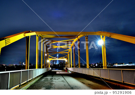 黄色いアーチ橋 東四つ木避難橋から見た東京スカイツリーの夜景 黄色いアーチ橋 東四つ木避難橋から見た東京スカイツリーの夜景 95291906