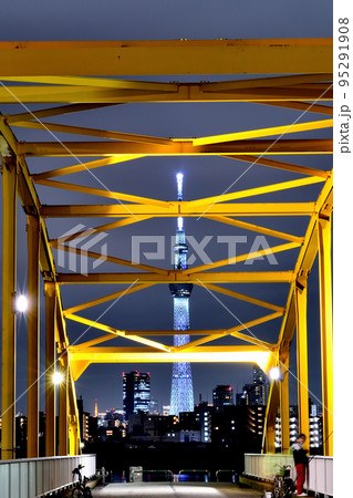 黄色いアーチ橋  東四つ木避難橋から見た東京スカイツリーの夜景 95291908
