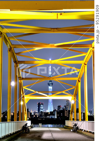 黄色いアーチ橋  東四つ木避難橋から見た東京スカイツリーの夜景 95291909