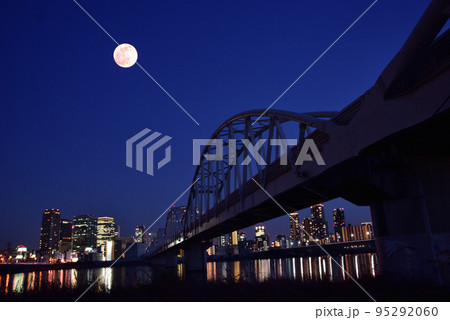 大阪淀川河川敷から梅田の夕景・夜景 95292060