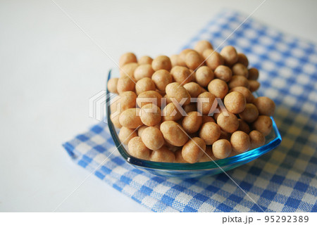 indonesia peanuts in a bowl on table top down . 95292389