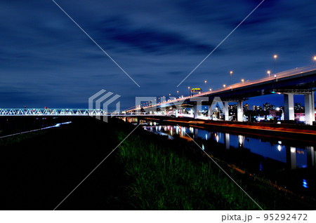 四ツ木首都高速中央環状線 綾瀬川の夜景 四ツ木首都高速中央環状線 綾瀬川の夜景 95292472