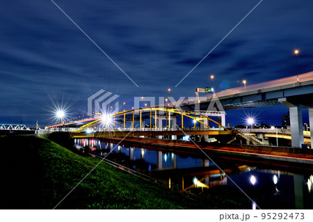 四ツ木首都高速中央環状線　綾瀬川の夜景 95292473