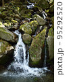 山の中を流れる清流 95292520