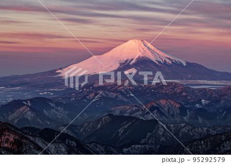 冬の丹沢山地・塔ノ岳から見る朝焼けの富士山 95292579