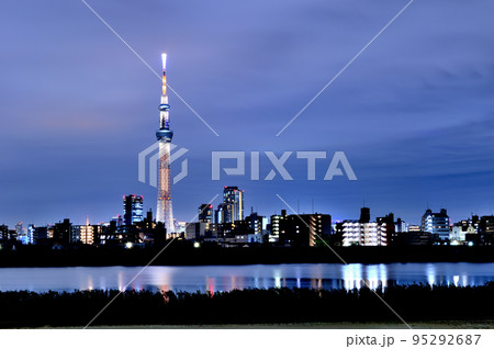 都市風景　荒川土手から見た東京スカイツリーの夜景 95292687
