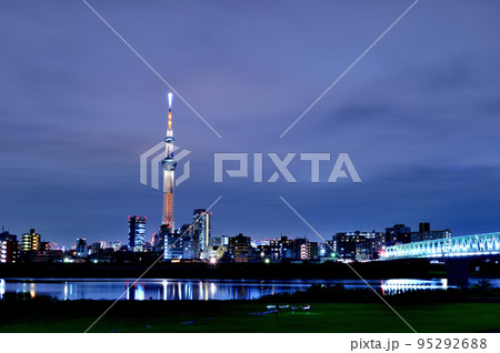 都市風景　荒川土手から見た東京スカイツリーの夜景 95292688