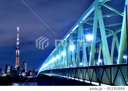 都市風景　荒川土手から見た東京スカイツリーの夜景 95292689