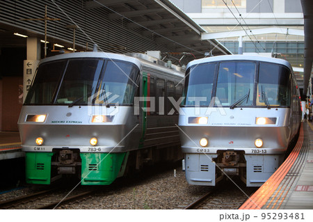 博多駅に停車中の783系特急電車「ハイパーサルーン」（JR九州） 95293481