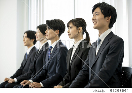 スーツを着た若い男女の横顔　就活生・フレッシャーズイメージ 95293644