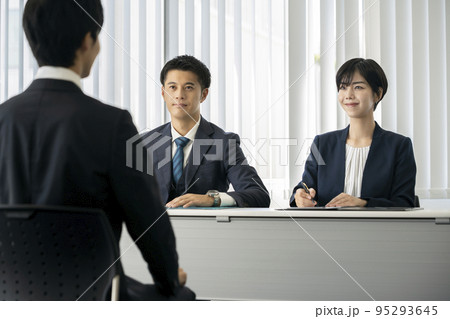 面接　就活　イメージ　　学生と向き合う男女2人の面接官 95293645