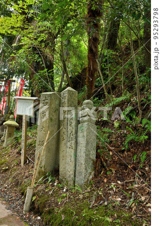 高野参詣道・京大坂道(一里石他が集められている)　【和歌山県伊都郡高野町】 95293798
