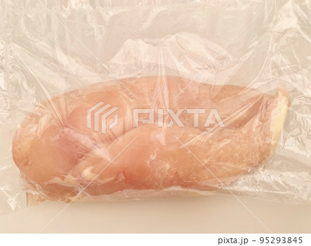 簡易包装の鶏肉 写真素材 簡易包装の鶏肉 写真素材 95293845
