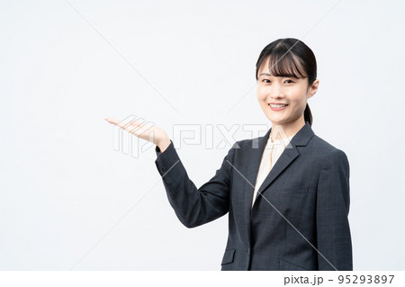 スーツの若い女性（白バック、案内） 95293897