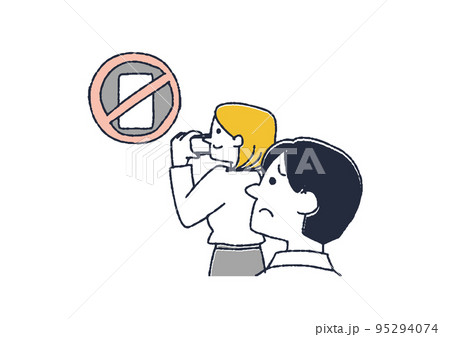 スマホ撮影禁止の場所でスマホ撮影をする女性　スマホマナーを呼びかけるイラスト 95294074