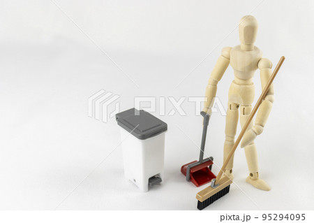 掃除をするデッサン人形のイメージ 95294095