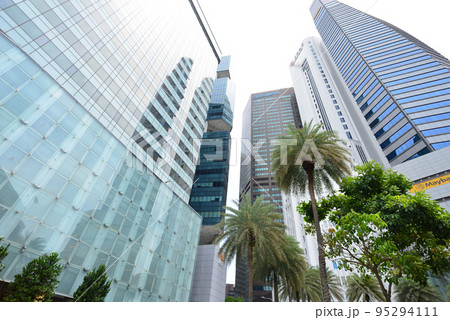 シンガポール ラッフルズプレイスの高層ビル群 金融の中心地 95294111