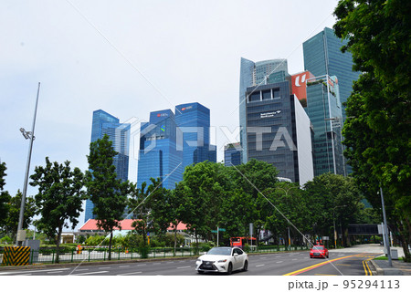 シンガポール ラッフルズプレイスの高層ビル群 金融の中心地 95294113