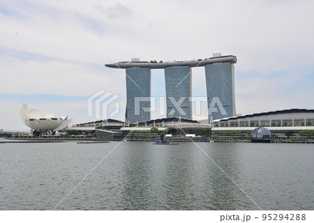 シンガポールのシンボル マリーナベイサンズ 95294288