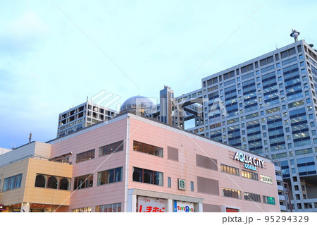 お台場海浜公園から見るアクアシティお台場とフジテレビ 95294329