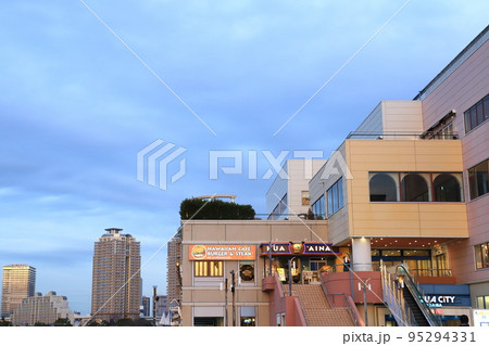お台場海浜公園から見るアクアシティお台場とフジテレビ 95294331