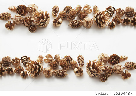 ゴールドに塗られた松ぼっくりや木の実 95294437