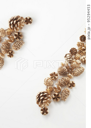 ゴールドに塗られた松ぼっくりや木の実 95294453