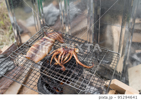 【中津川の河川敷でオートキャンプ　熾火を使ってイカ焼き】 95294641