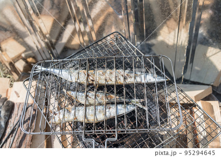 【中津川の河川敷でオートキャンプ 熾火を使って生サンマの塩焼き】 【中津川の河川敷でオートキャンプ 熾火を使って生サンマの塩焼き】 95294645