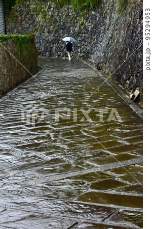 長崎県　雨に濡れたオランダ坂 95294953