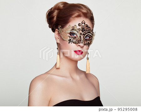 Beautiful woman in venetian masquerade mask Beautiful woman in venetian masquerade mask 95295008