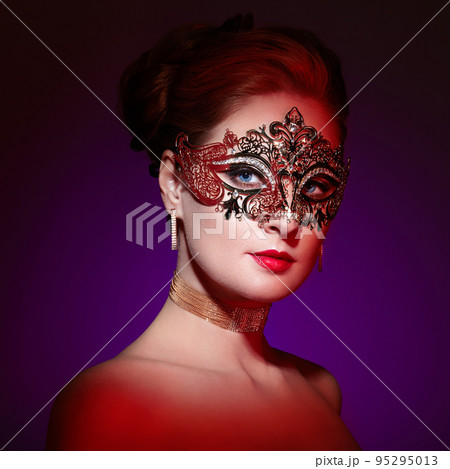 Beautiful woman in venetian masquerade mask 95295013