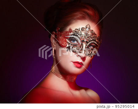 Beautiful woman in venetian masquerade mask Beautiful woman in venetian masquerade mask 95295014