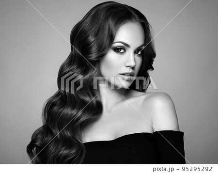 Brunette woman with curly hair 95295292