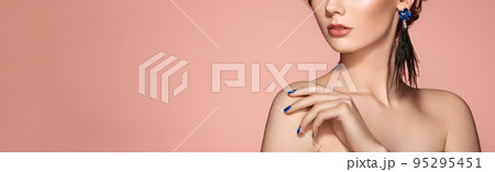 Portrait Beautiful Woman with Jewelry 95295451