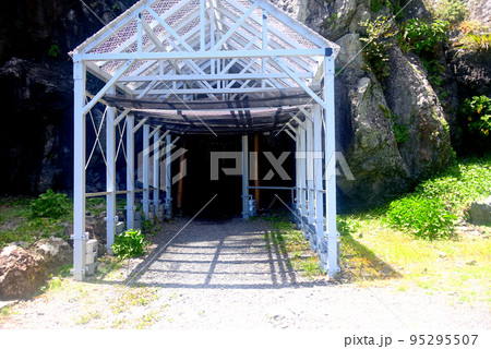 四国・みくろ洞・空海(弘法大師)が修行の住み家に使ったと伝わる御厨人窟・高知県室戸岬町(1) 四国・みくろ洞・空海(弘法大師)が修行の住み家に使ったと伝わる御厨人窟・高知県室戸岬町(1) 95295507