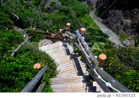 四国・室戸岬・室戸岬遊歩道・エボシ岩の展望台に上がる急な階段のイメージ・高知県室戸岬町(1) 四国・室戸岬・室戸岬遊歩道・エボシ岩の展望台に上がる急な階段のイメージ・高知県室戸岬町(1) 95295535
