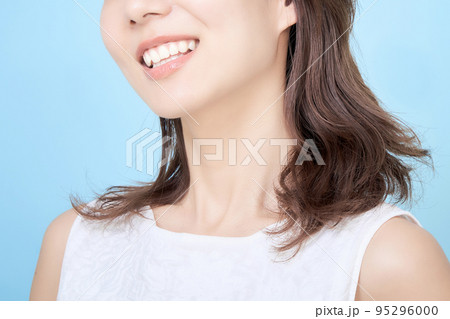 明るく白い歯を見せる女性 明るく白い歯を見せる女性 95296000