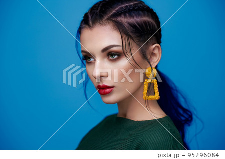 Portrait beautiful woman with jewelry 95296084