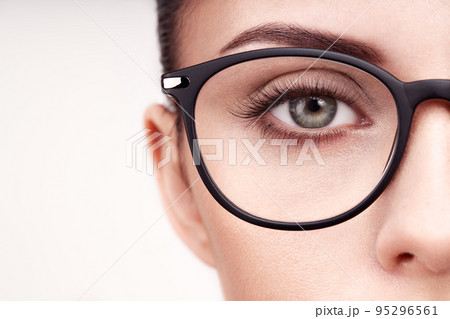 Female eye with long eyelashes in eyeglasses Female eye with long eyelashes in eyeglasses 95296561