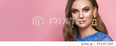 Portrait beautiful woman with jewelry Portrait beautiful woman with jewelry 95297100