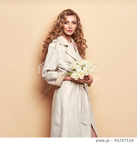 Young woman in white spring coatの写真素材 [95297528] - PIXTA