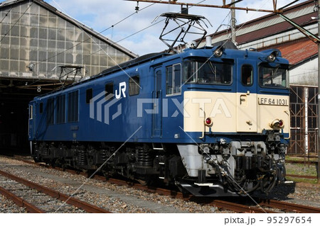 車両基地に停車するEF64形電気機関車(EF64形1000番台) 車両基地に停車するEF64形電気機関車(EF64形1000番台) 95297654