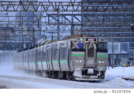 雪煙を上げて苗穂駅を通過してきた快速「エアポート」 雪煙を上げて苗穂駅を通過してきた快速「エアポート」 95297856