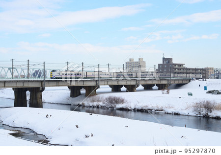 釧路へ向かい札幌市内の豊平川を渡る特急「おおぞら」（後追い） 95297870