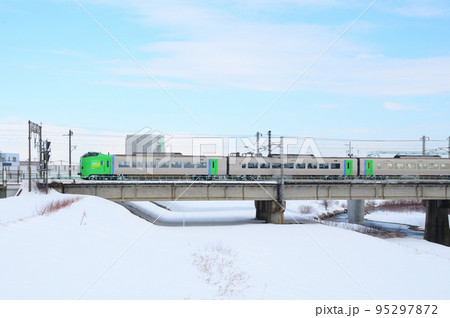 宗谷管内のサロベツ原野イラストがラッピングされたキハ789-203を先頭にした特急「ライラック」 95297872